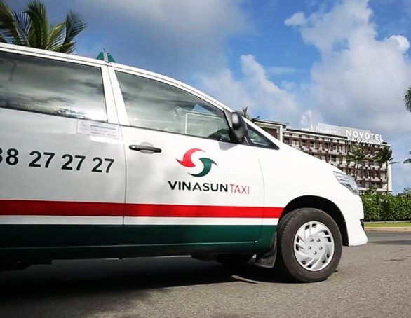 Xe taxi Vinasun màu xanh truyền thống trên đường phố Phú Quốc, cạnh tranh với dịch vụ taxi 37 Phú Quốc
