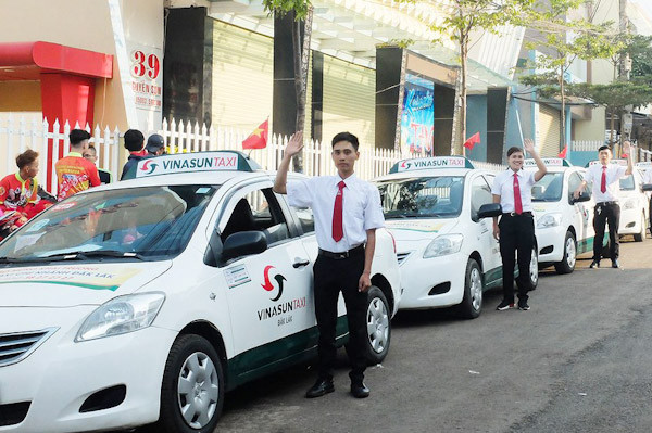 Xe taxi Vinasun tại An Giang với màu trắng xanh đặc trưng