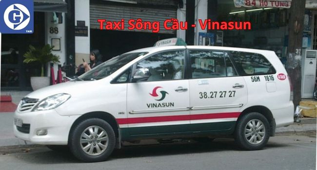 Xe Taxi Vinasun trắng tinh tế trên đường phố Sông Cầu Phú Yên