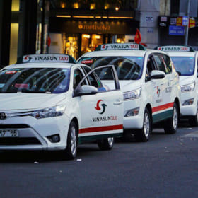 Xe taxi Vinasun với logo đặc trưng tại Đồng Nai