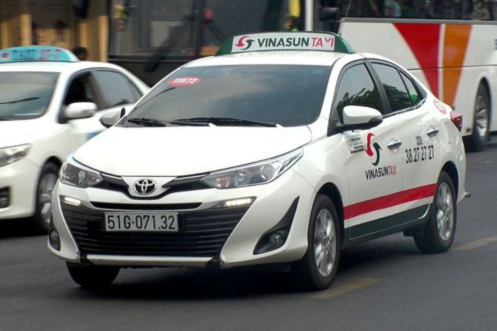 Xe taxi Vinasun với màu sắc đặc trưng trên đường