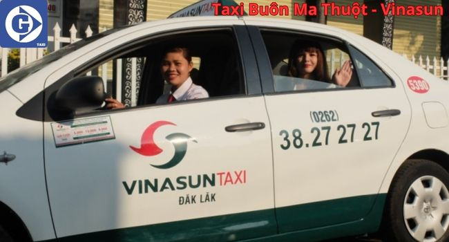 Xe Taxi Vinasun với màu xanh lá đặc trưng tại thành phố Buôn Ma Thuột