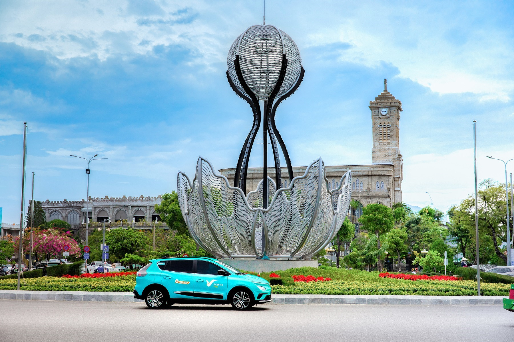 Xe taxi VinFast của Xanh SM đón khách tại sân bay Nha Trang