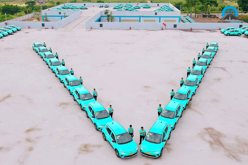 Xe taxi xanh gia kiệm của hãng Xanh SM, biểu tượng cho dịch vụ di chuyển thân thiện môi trường tại Đồng Nai.