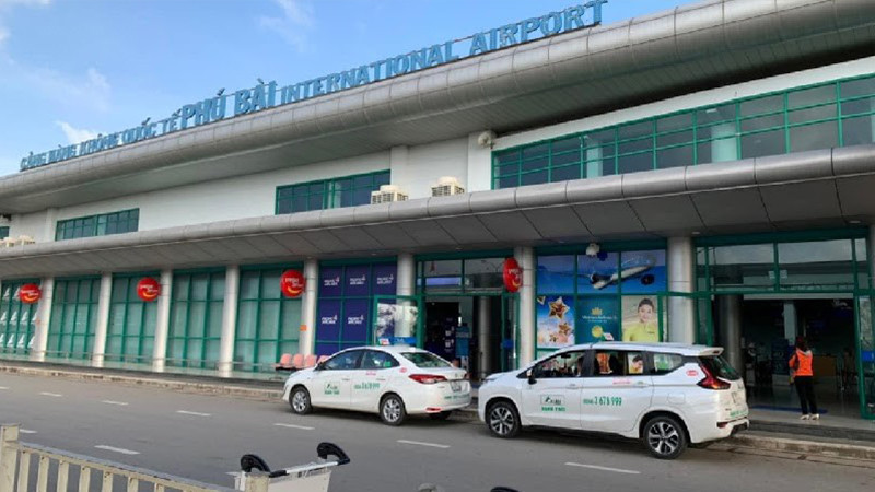 Xe taxi Xanh Huế màu xanh lá cây chạy trên đường
