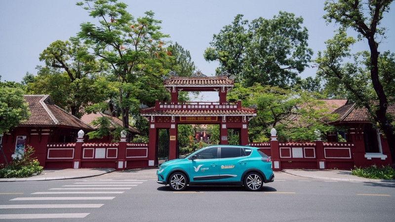 Xe taxi Xanh SM màu xanh cyan đỗ tại sân bay Phú Bài