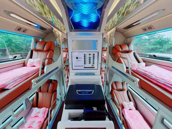 Không gian hiện đại trong xe Limousine 34 chỗ Thanh Thủy