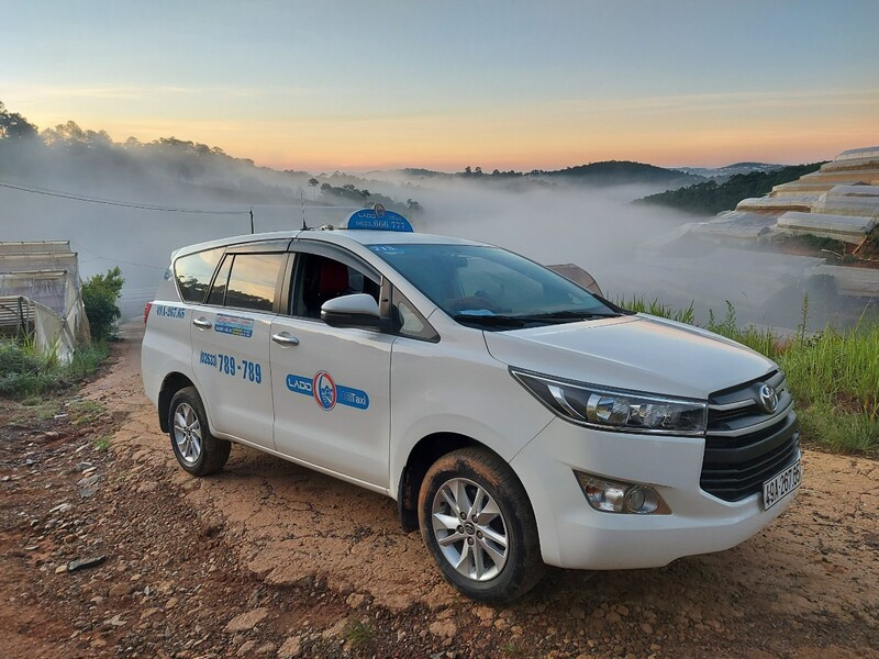 Nội thất rộng rãi và tiện nghi của xe Toyota Innova 7 chỗ, lý tưởng cho chuyến đi của taxi Lado Thanh Mỹ Đức Trọng