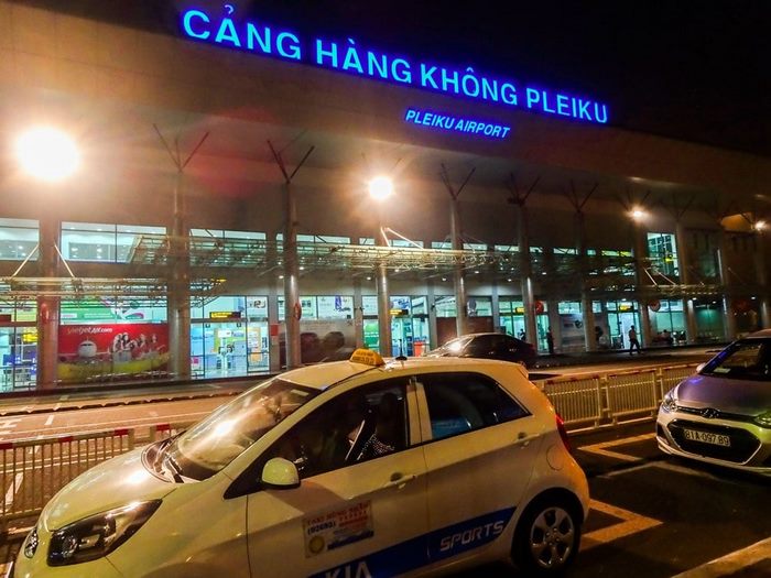 Bạn có thể lựa chọn xe taxi để di chuyển từ sân bay đến Măng Đen