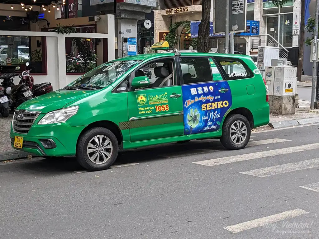 Xe van taxi Mai Linh màu xanh đậu ở TP.HCM