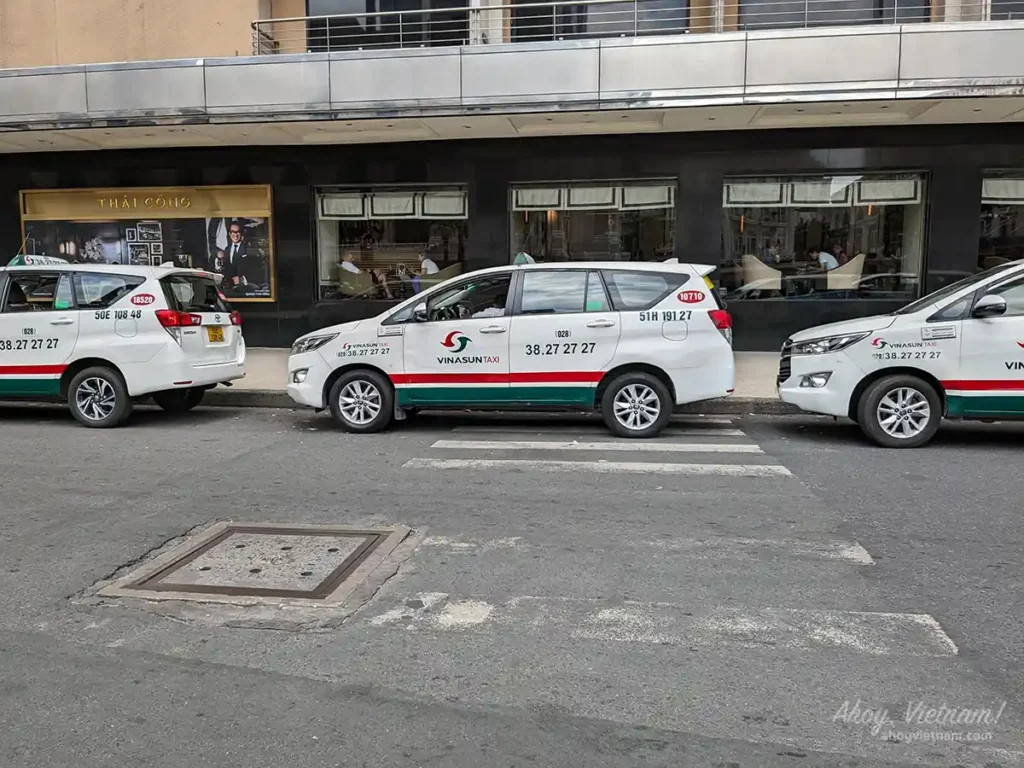 Xe van taxi Vinasun đậu ở Quận 1 TP.HCM