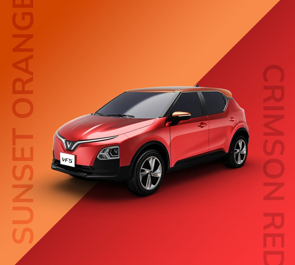 Xe VinFast VF 5 Plus màu đỏ Crimson Red pha cam Sunset Orange ở nóc và gương xe đầy mạnh mẽ và cuốn hút hợp mệnh Thổ